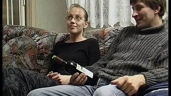 90'Larda Azgın Çift Kanepede Ayartılıyor Ve Sikişiyor