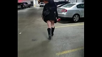 Milf Sergici, Halka Açık Otoparkta Flaşlar