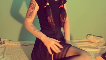 Esmer Genç Wednesday Addams, Seks Oyuncaklarıyla Çift Penetrasyonun Tadını Çıkarıyor