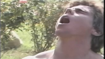 Üç Amerikalı Porno Yıldızı Sıcak Bir Grup Seks Seansının Tadını Çıkarıyor