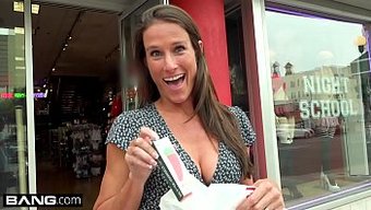 Sofie Marie, Cuckoldry'Ye Dalar Ve Belirgin Bir Yüz Bakımı Alır