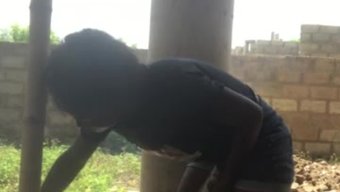 Sıcak Bir Kadın, Ailesi Için Yemek Yaparken Sakin Kalamaz.