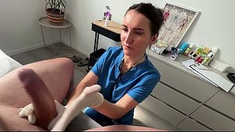 Seksi Iç Çamaşırlarıyla Güzel Bir Hemşire, Doktor Tarafından Kameraya Yakalandı.