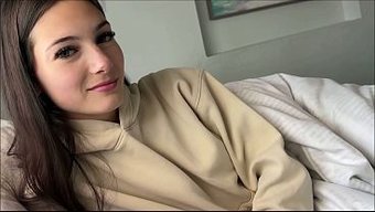Minik 18+ Üvey Kız Kardeş, Kaçamak Yaparken Yakalanma Riski Taşıyor.