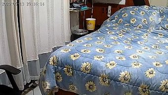 Gizli Kamera, Sıcak Latin Kadının Sakso Çektiğini Yakalıyor