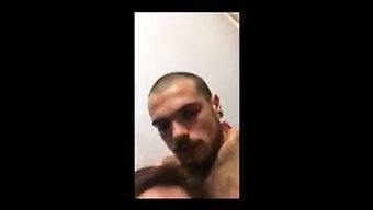 Bu Sevimli Emo Kızın Yarrağı Emerken Ve Sikişirken Izleyin