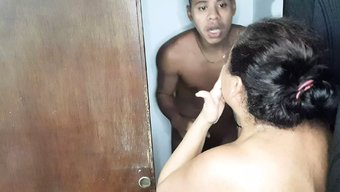 Olgun Amatör Sevgilisine Ev Yapımı Bir Sakso Çekiyor