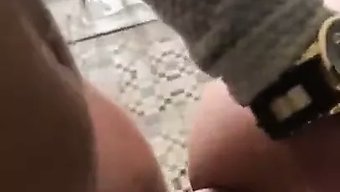 Arap Bölgesinden Bir Kadın, Ramazan Ayı Boyunca Anüsüne Büyük Bir Penis Alır