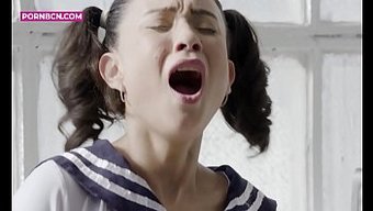 Yurt Odasında Latin Ve Asyalı Arkadaşıyla Sert Seks