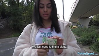 Güzel Esmer Genç, Sahte Bir Taksi Tarafından Neredeyse Vurulduktan Sonra Sikişiyor Ve Spermlerle Kaplanıyor