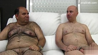 Uyarılmış Genç Yoğun Bir Şekilde Gangbang Yapıyor Ve Yüz Bakımları Alıyor