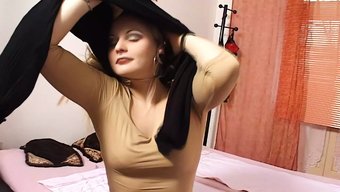 Büyük Göğüslü Avrupalı Öğrenci Seçmeler Için Soyunuyor