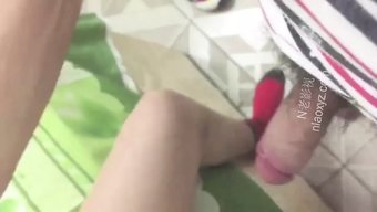 Yaşlı Çinli Kadın Erkek Organında Oral Seks Yapıyor