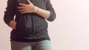 Hintli Bebek Sneha, Iç Çamaşırıyla Büyük Göğüslerini Ve Sıkı Amını Sergiliyor