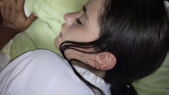 Üvey Kızı Mastürbasyon Yaparken Üvey Babasına Yakalanıyor
