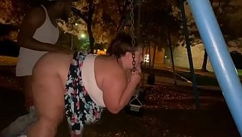 Amatör Çift, Yakın Çekimlerle Halka Açık Parkta Yaramazlık Yapıyor