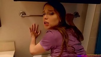 19 Yaşındaki Porno Yıldızı, Üvey Kardeşi Tarafından Götünden Sikişiyor