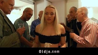 Genç Sekreter, Çılgın Hardcore Grup Seksinde Yedi Yaşlı Adam Tarafından Parmaklanıyor Ve Yüzüne Boşalıyor