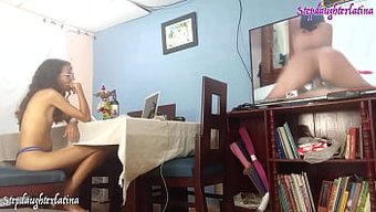 Iç Çamaşırı Giymiş Latin Kadın Ev Yapımı Pornoda Anal Zevk Alıyor