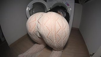 Üvey Kız Kardeşim Kıvrımlı Kalçalarıyla Beni Baştan Çıkardı Ve Büyük Üyesi Nemli Açıklığına Girdi