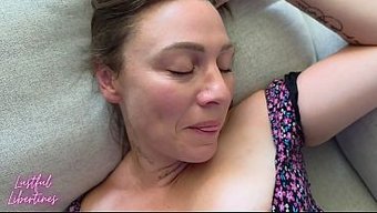 Kıllı Milf Üvey Anne, Aile Fantezisinde Parmak Oyunlarından Zevk Alıyor.