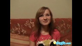 Minyon Rus Genç, Bir Oral Seks Yaptıktan Sonra Göğüslerine Boşalıyor