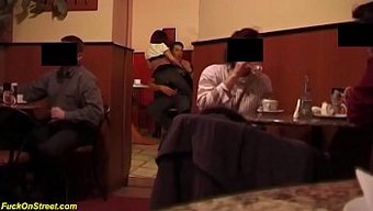 Röntgencilik Karşılaşması: Alman Bir Çiftin Halka Açık Bir Banyoda Sert Anal Seks Yapmasını Izlemek