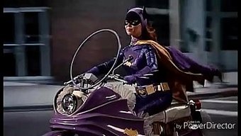 Lateks Giyimli Batgirl, Süper Kahraman Bir Sakso Çekiyor