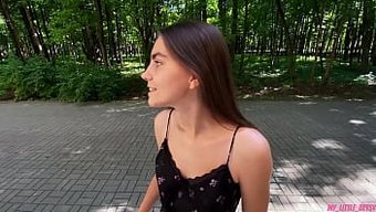 Amatör Yüz Oturma Ve Ormanda Yüzüne Boşalma