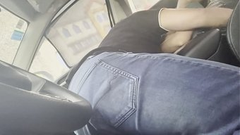 Yaramaz Bir Kadın, Arabada Kuzeniyle Fena Halde Eğleniyor.