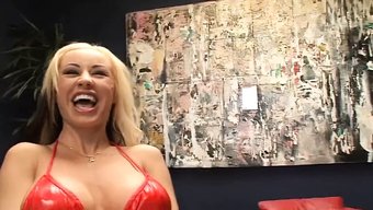 Sıkı Sarışın Boksör Acımasızca Oral Ve Göt Sikişi Yapıyor