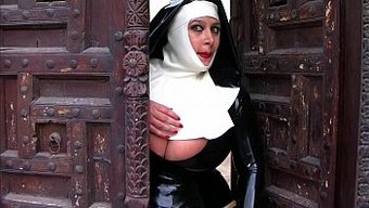 Lady Schokomaus Kilisede Sakso Çekiyor Ve Yüzüne Boşalıyor