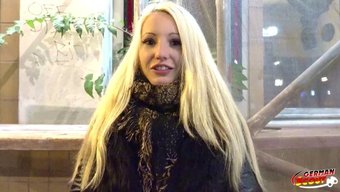 Genç Alman Kız, Seçmeleri Sırasında Ajanstan Anal Sikiş Alıyor