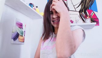 Genç (18+), Yakın Çekim Videoda Dildo Ile Orgazm Yaşıyor