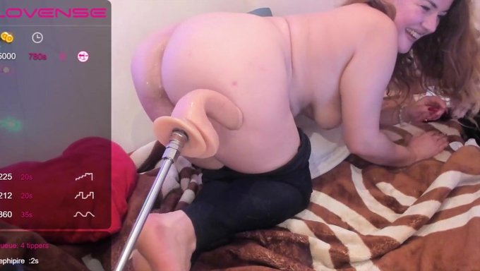 Büyük Doğal Göğüslere Sahip Avrupalı Kız, Dildo Ile Yoğun Orgazm Yaşıyor