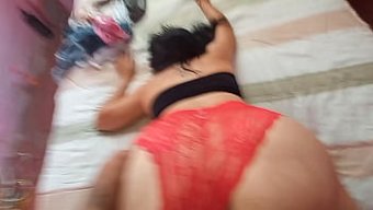 Komşumla Kolej Sınavım Için Çalışırken Yüksek Sesle Müziği Hakkında Yüzleşiyorum