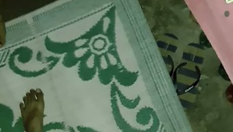 Hintli Çift Ev Yapımı Anal Seks Keşfediyor