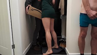 Karı Paylaşımı Ve Cuckoldry: Bir Çift, Karısını Bir Teslimatçıyla Paylaşıyor