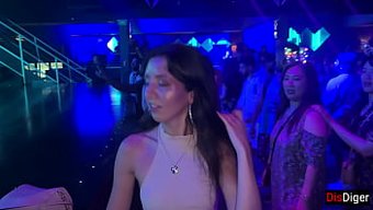 Genç Kız Bir Gece Kulübü Tuvaletinde Seks Yapmayı Kabul Ediyor
