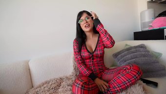 Effy Cutie'Nin Ateşli Gotik Kankası, Aleti Derinlere Kadar Yutmaya Çalışıyor.