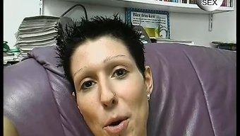 Olgun Kadın Dildo Ile Mastürbasyon Yaparak Orgazm Oluyor