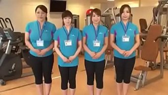 Bir Fitness Antrenörüyle Sıcak Bir Antrenman Seansı