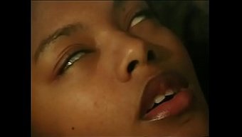 Meagan Reed, Sıkı Göğüslere Sahip Diri Bir Siyah Kadın, Sert Ve Önemli Bir Penis Üzerinde Oral Seks Yaparken Aynı Zamanda Parmak Uyarımı Ve Anal Penetrasyon Alıyor.