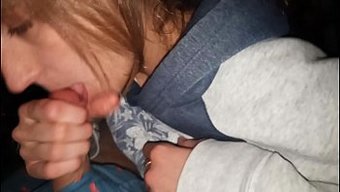Halka Açık Kız Arkadaşının Ağzı Spermlerle Dolu