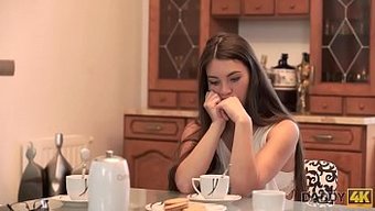Bu Ateşli Videoda Genç Sevgilisinin Amını Parmaklayıp Yalayan Olgun Adam Izleyin