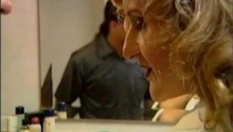 Bir Milf Çifti Banyoda Tutkulu Bir Şekilde Seks Yapıyor.