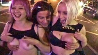 Ingiliz Genç (18+) Halka Açık Bir Ortamda Flaşlar