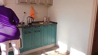 Büyük Doğal Göğüslere Sahip Dolgun Göğüslü Anne, Üvey Oğlu Tarafından Götü Ve Amı Sikişiyor