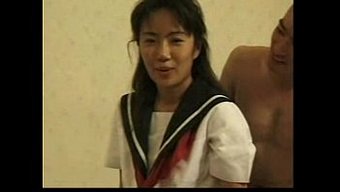 Asyalı Bebek, Tüylü Amını Sert Bir Videoda Siktiriyor