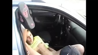Amatör Fahişe Kitty Salieri, Halka Açık Seks Için Alınıyor